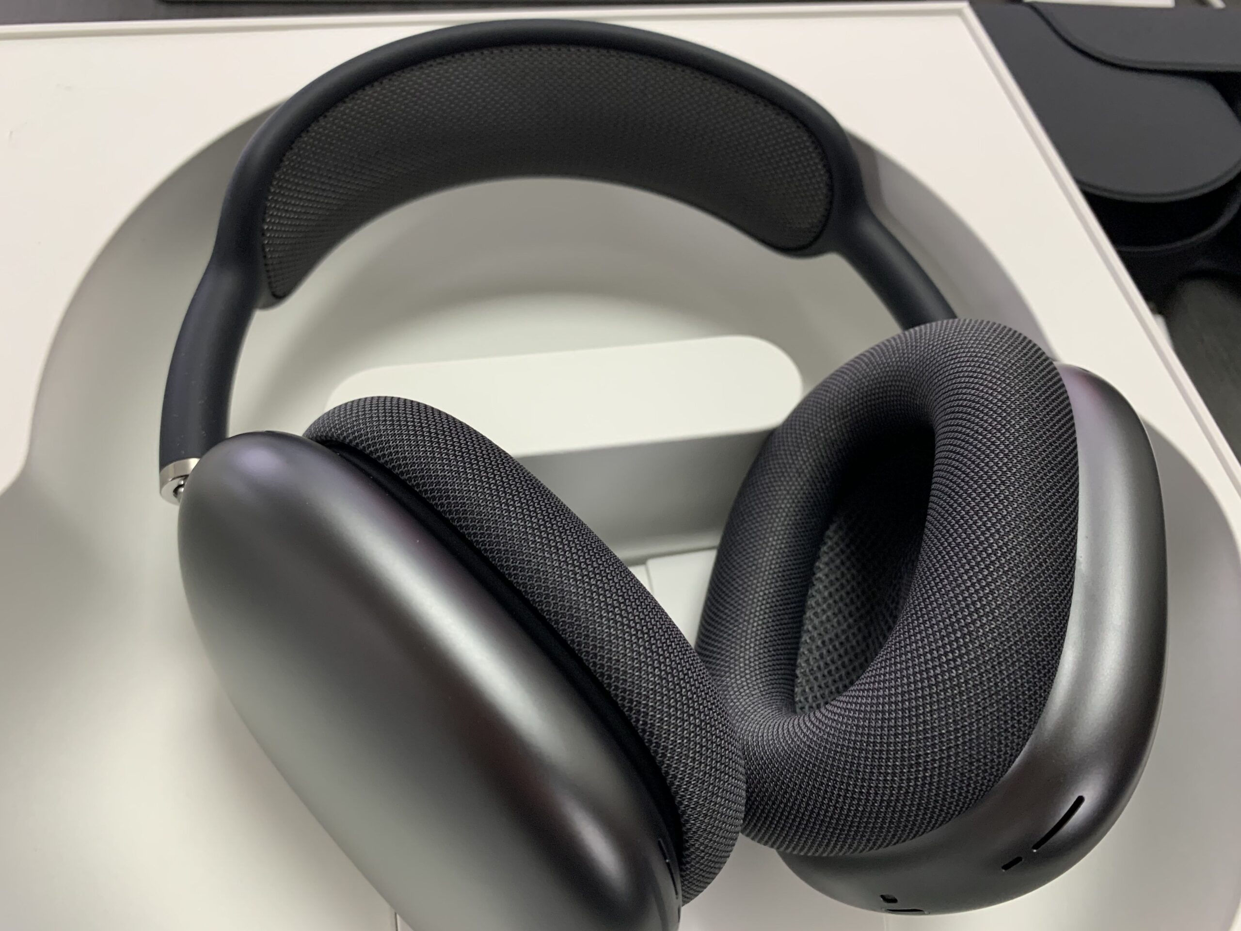 Apple AirPods Max Image 2