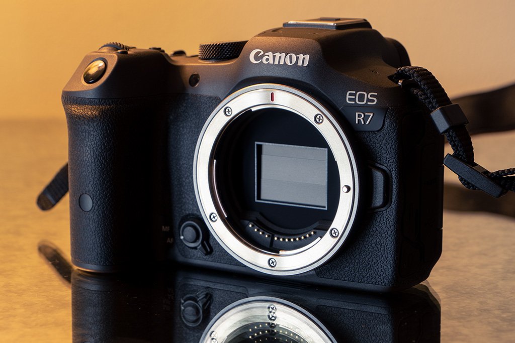 Canon EOS R7 Image 1