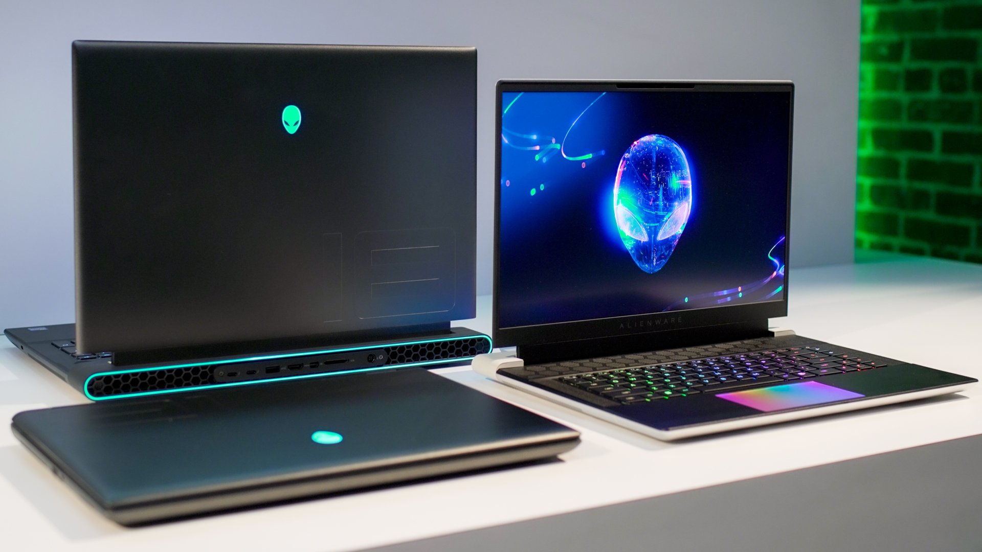 Alienware m16 R2 Image 3
