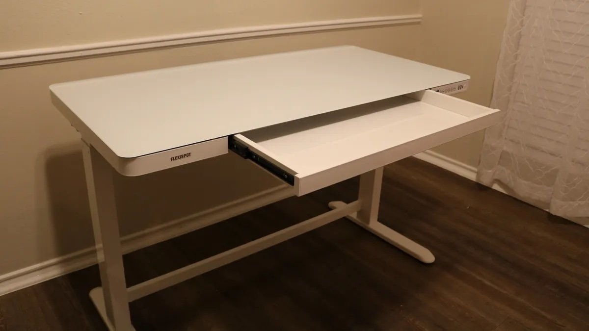 Boulies MagVida standing desk Image 3