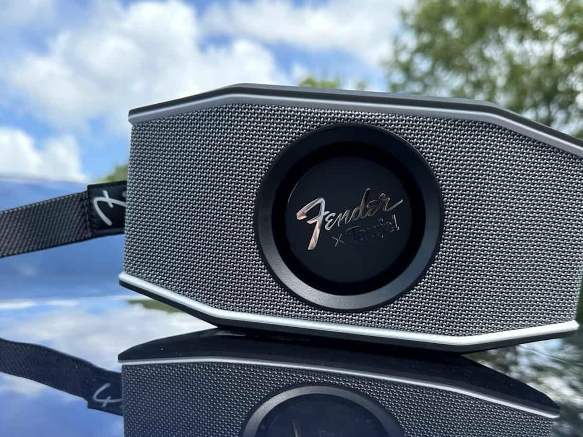 Fender x Teufel Rockster Cross Portable Bluetooth speaker Image 2