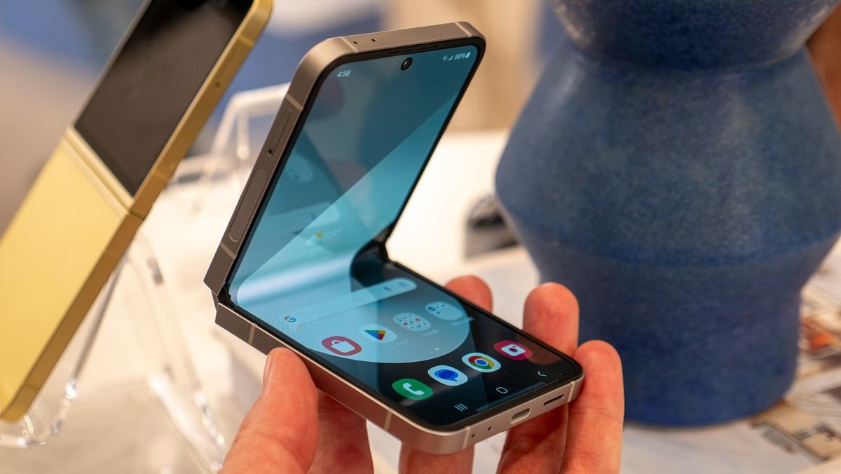 Samsung Galaxy Z Flip 7 Image 1