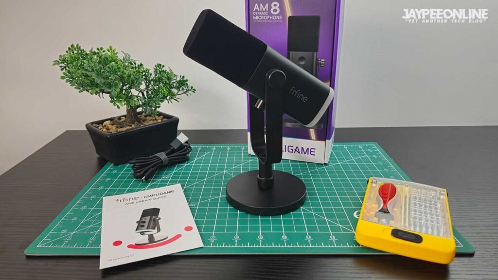 FIFINE Ampligame AM8 Dynamic Microphone Unboxing Image 2