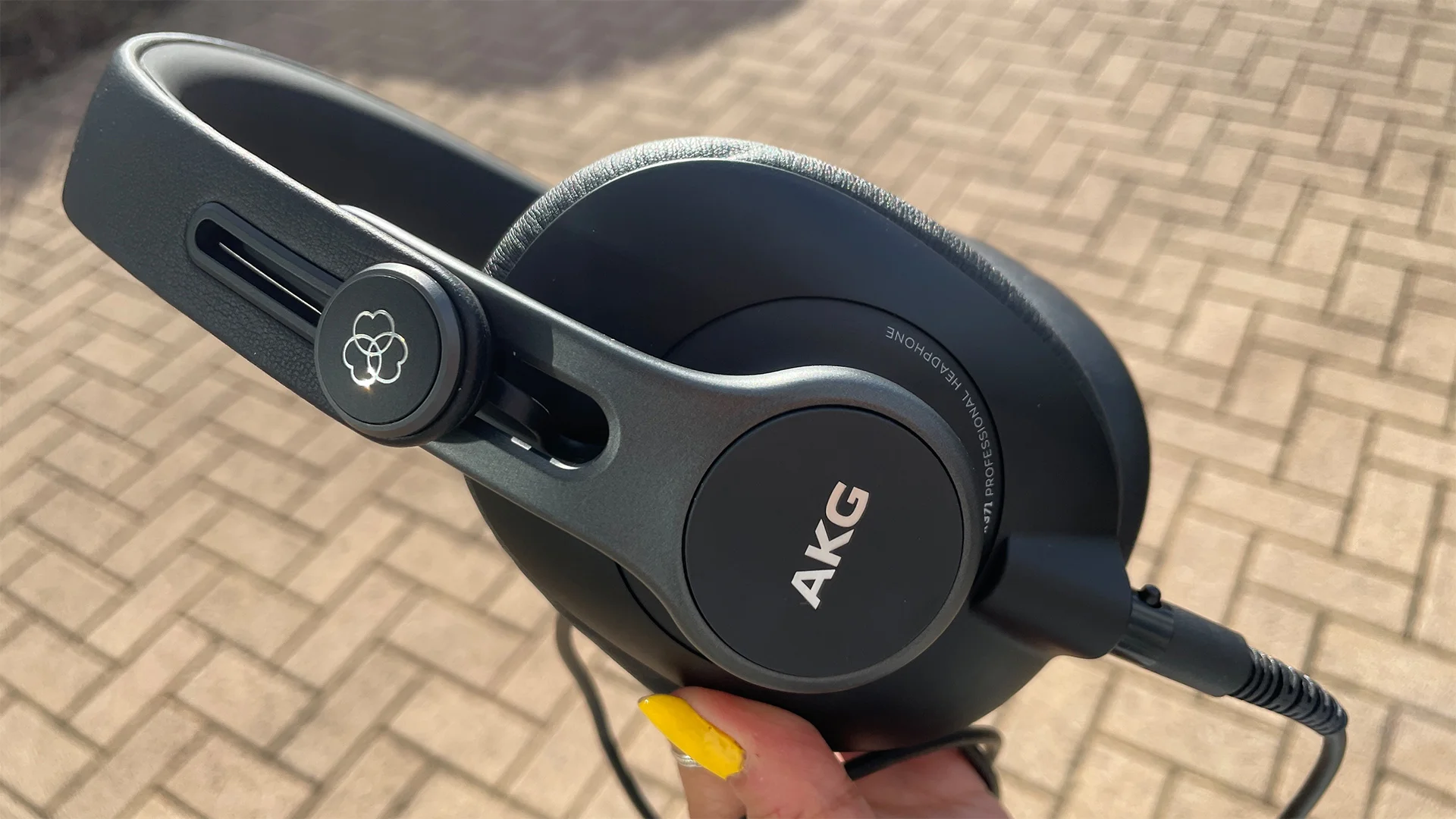 AKG K371 - side profile AKG K371 - side profile