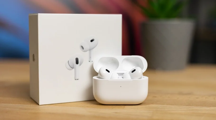 Apple AirPods Pro 3 - detail closeup