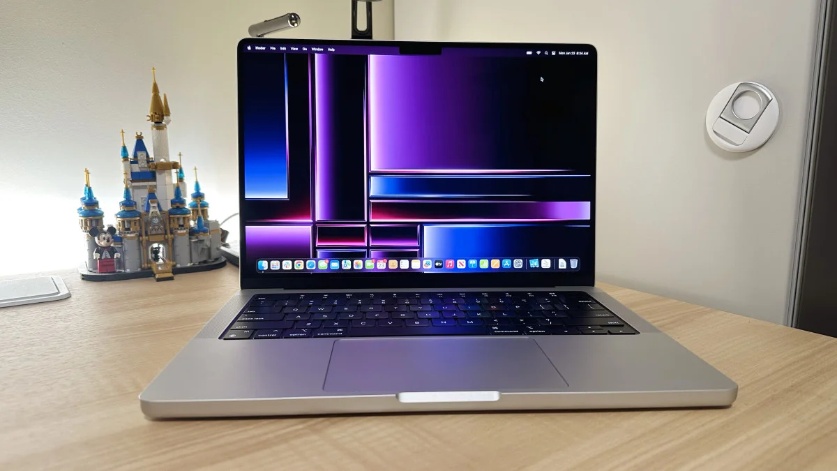 Apple MacBook Pro 14-inch (M2 Pro) - side profile