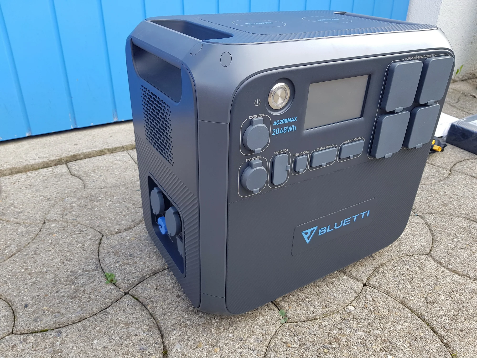 Bluetti AC200MAX - detail closeup