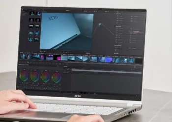 Gigabyte Aero 16 OLED (2023) - front design view