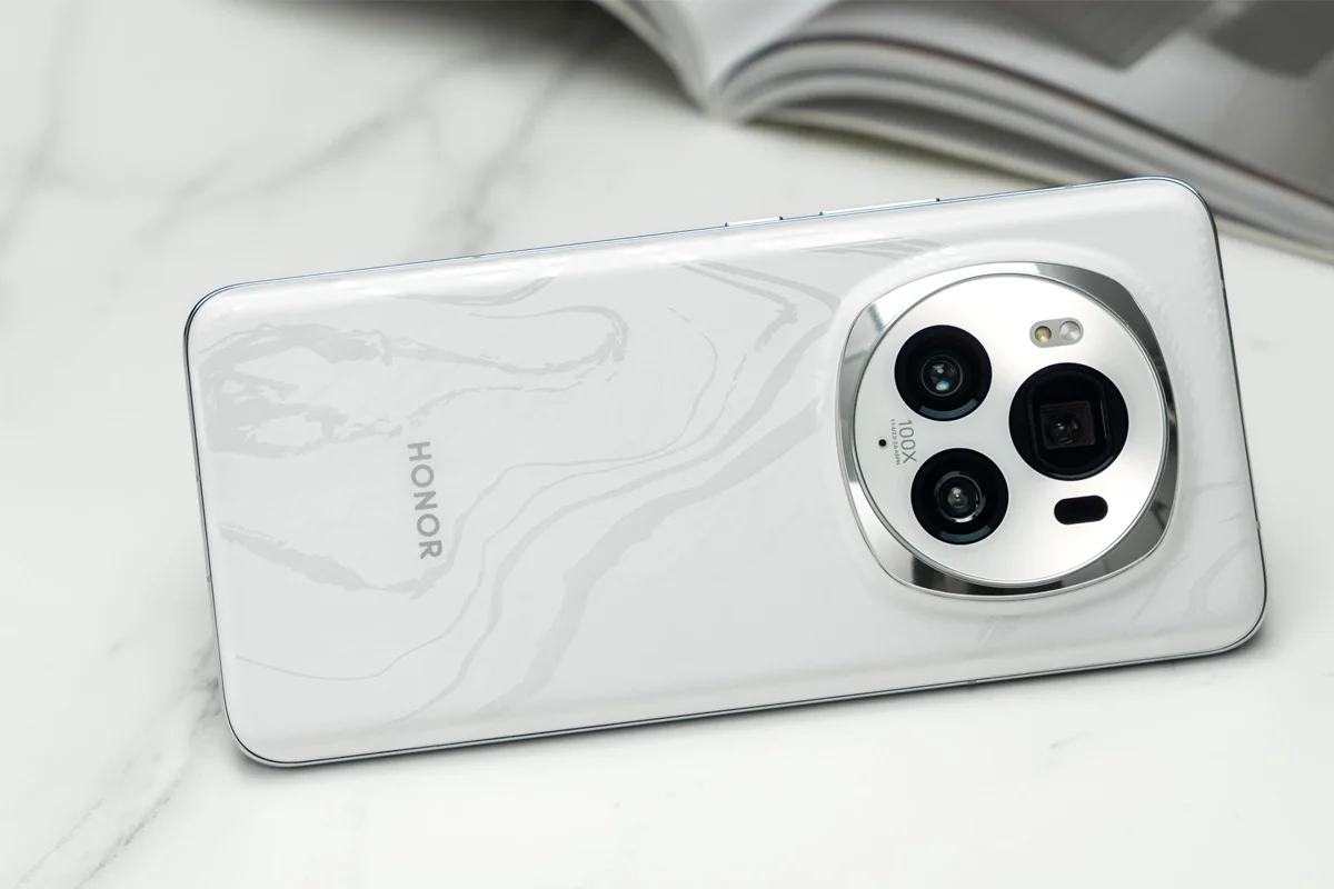 Honor Magic 6 Pro - in-use shot