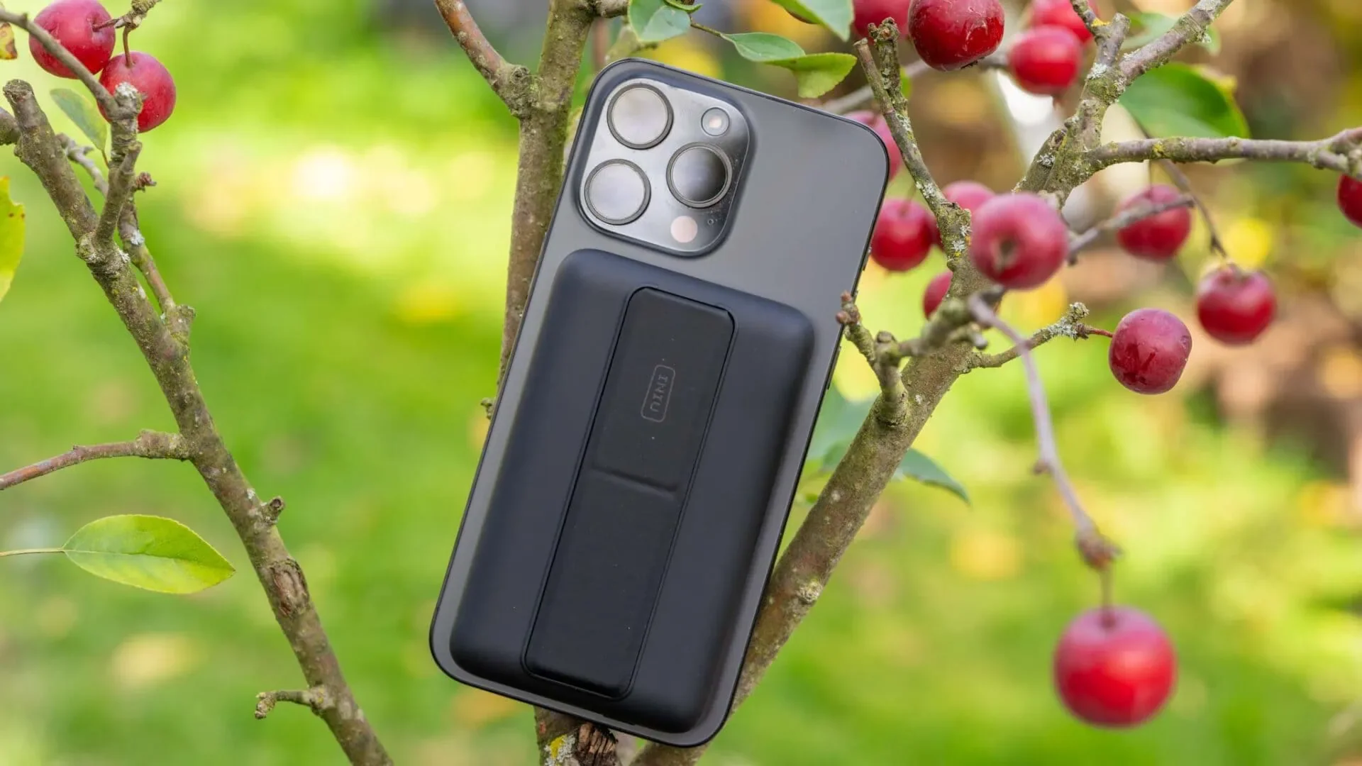 INIU B7 Handy Magsafe Power Bank - in-use shot INIU B7 Handy Magsafe Power Bank - in-use shot