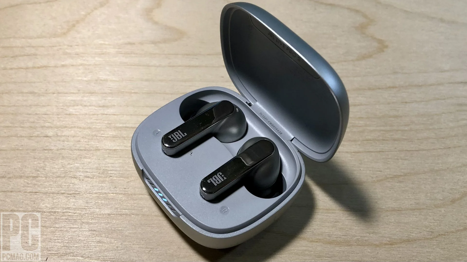 JBL Live Pro 2 - detail closeup