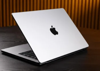 MacBook Air M5 - front design view
