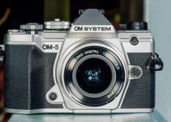 OM System OM-5 - front design view