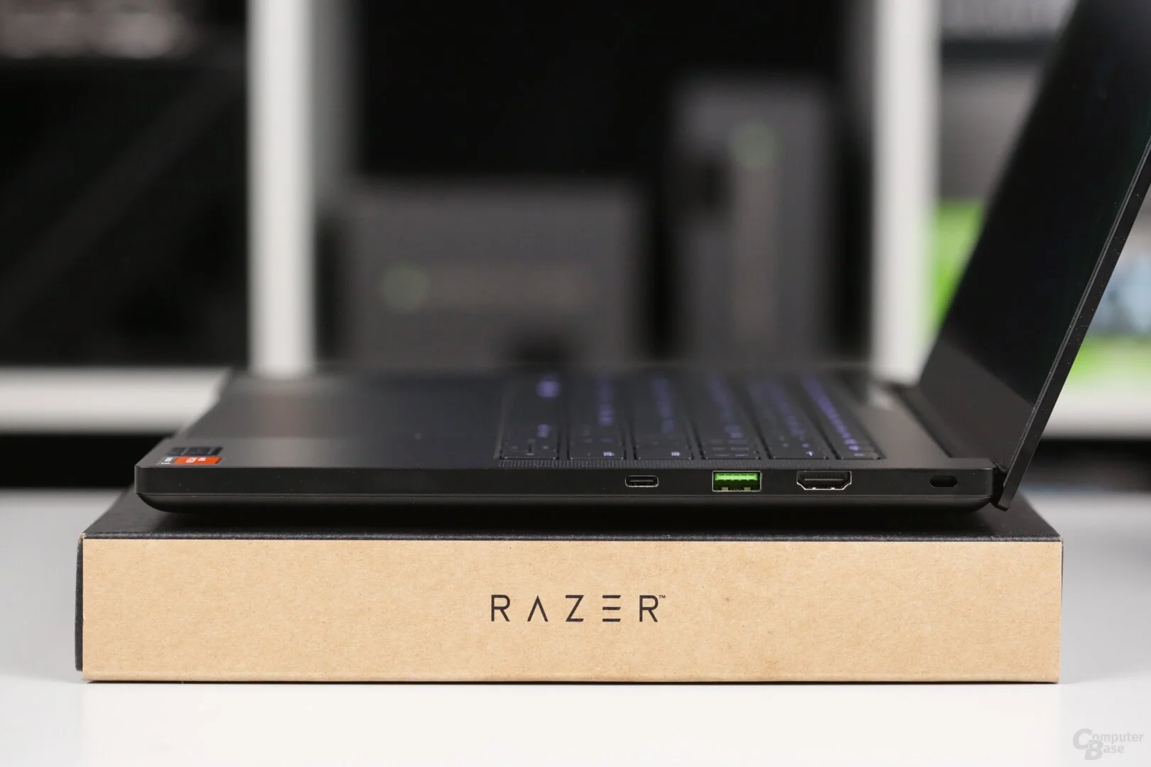 Razer Blade 14 (2023) - side profile Razer Blade 14 (2023) - side profile