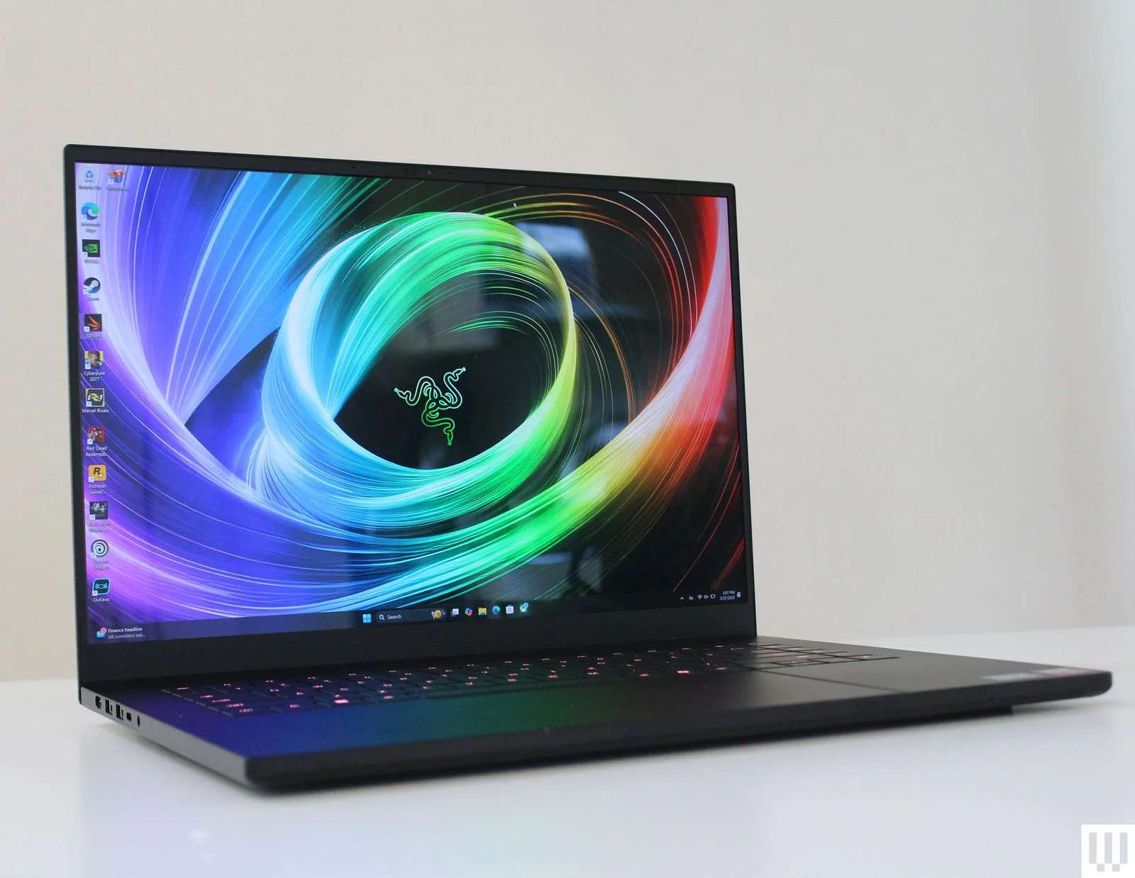 Razer Blade 16 (2025 Edition) - side profile