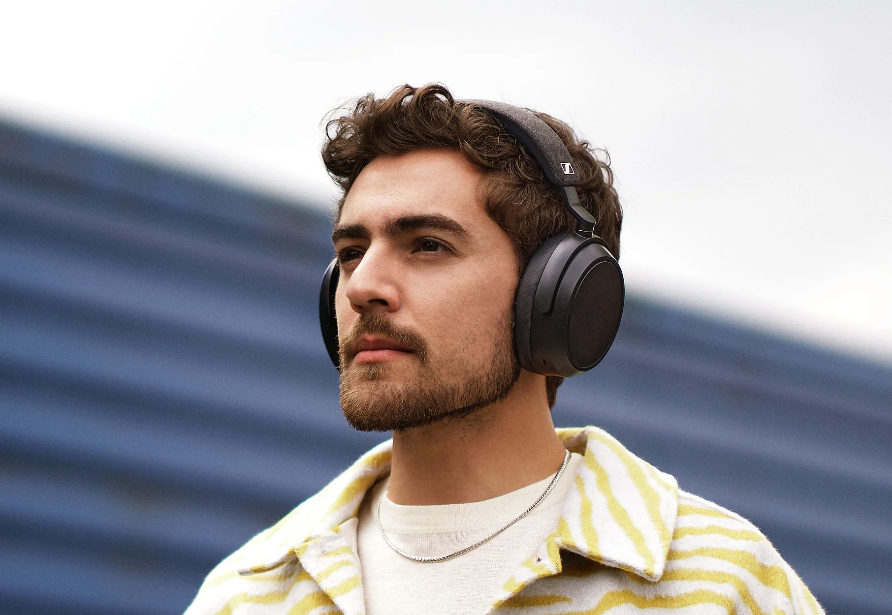 Sennheiser Momentum 4 Wireless - side profile Sennheiser Momentum 4 Wireless - side profile