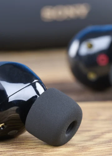 Sony WF-1000XM5 - front design view