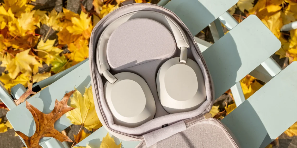 Sony WH-1000XM5 - front design view