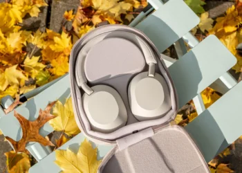 Sony WH-1000XM5 - front design view