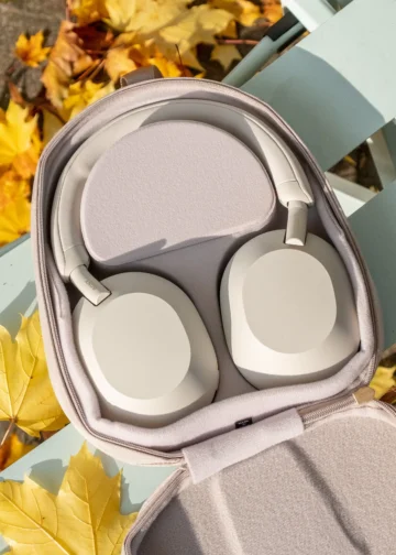 Sony WH-1000XM5 - front design view