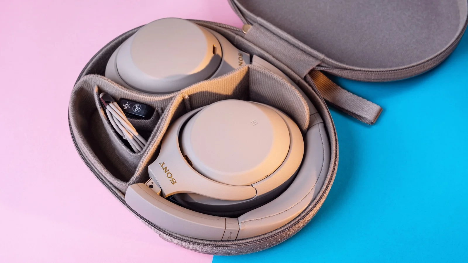 Sony WH-1000XM5 - in-use shot Sony WH-1000XM5 - in-use shot