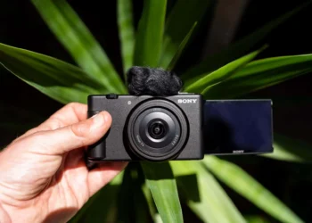 Sony ZV-1F - front design view