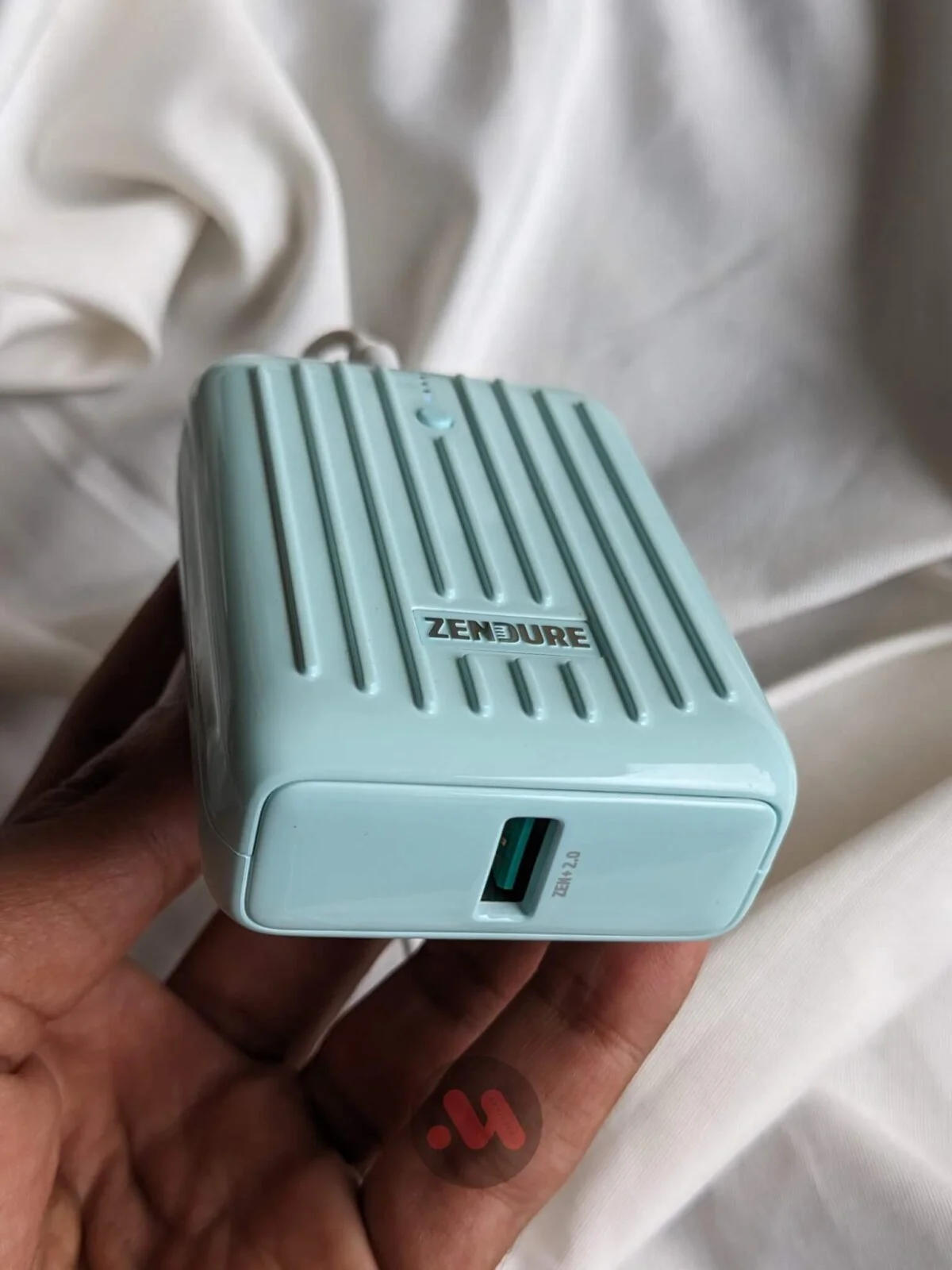 Zendure SuperMini 10000mAh - detail closeup Zendure SuperMini 10000mAh - detail closeup