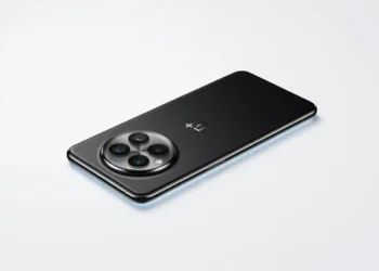 OnePlus 13 - front design view